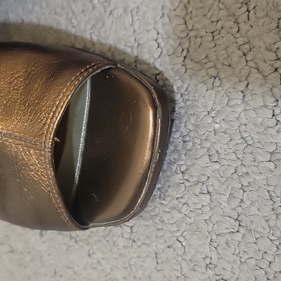 Liz Claiborne Copper Leather Slip-on Sandals - Picture 2 of 11